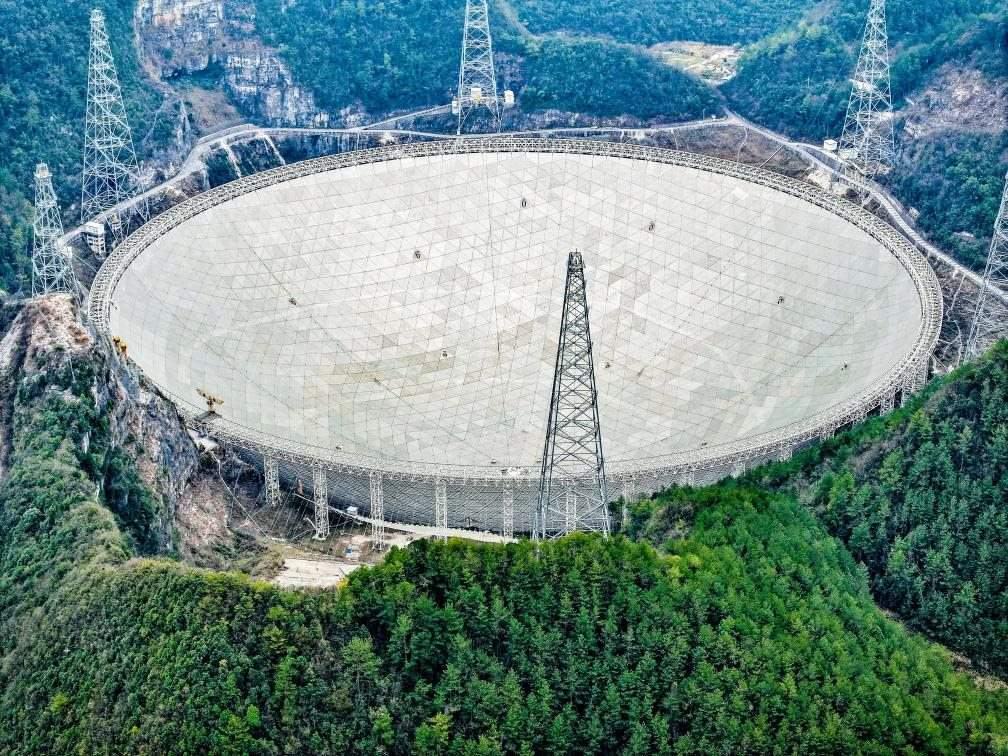 這是2024年2月26日拍攝的位于貴州的“中國(guó)天眼”（無(wú)人機(jī)全景圖片，維護(hù)保養(yǎng)期間拍攝）。新華社記者 歐東衢 攝