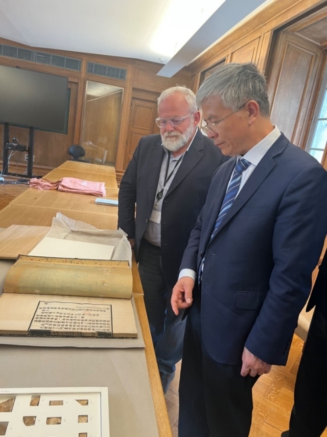 山東大學(xué)校長(zhǎng)李術(shù)才率團(tuán)訪(fǎng)問(wèn)法國(guó)國(guó)家圖書(shū)館。山東大學(xué)供圖