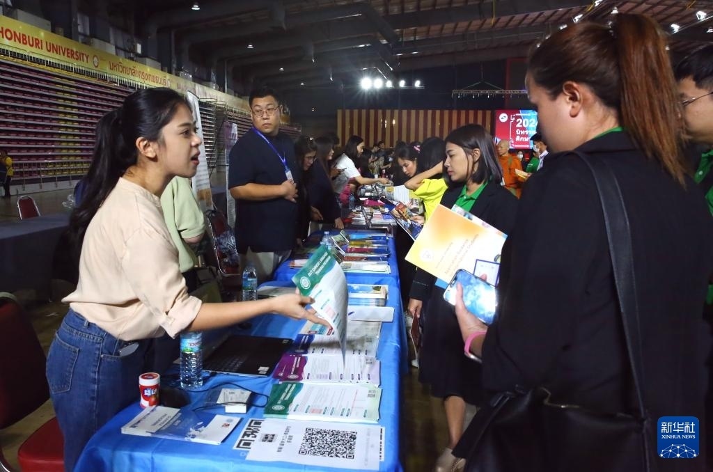 6月22日，在泰國(guó)曼谷吞武里大學(xué)舉辦的中國(guó)高等教育展上，學(xué)生在中國(guó)高校展臺(tái)前了解信息。新華社記者 孫瑋彤 攝
