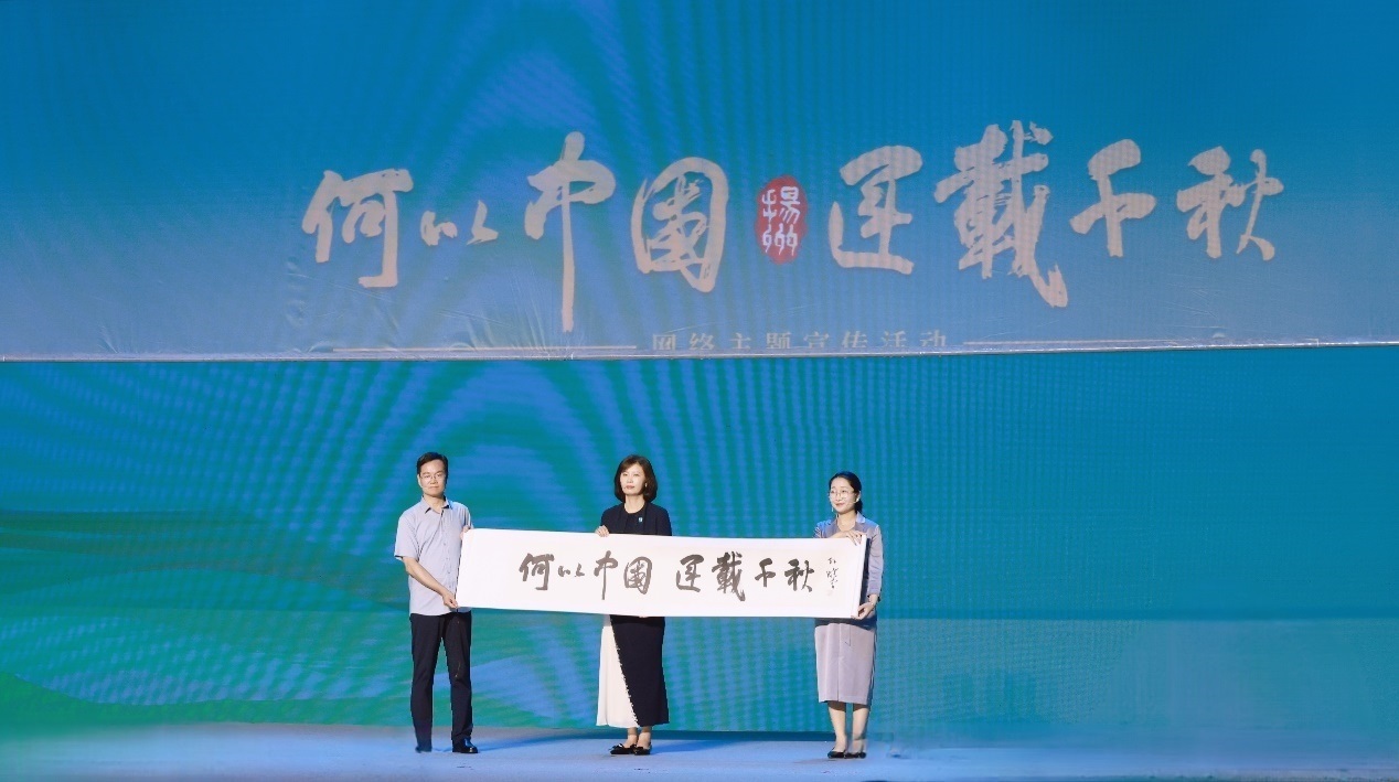 隋唐大運(yùn)河文化博物館館長曹岳森（左）、揚(yáng)州中國大運(yùn)河博物館館長鄭晶（中）、浙東運(yùn)河博物館負(fù)責(zé)人張慧（右）共同展卷。