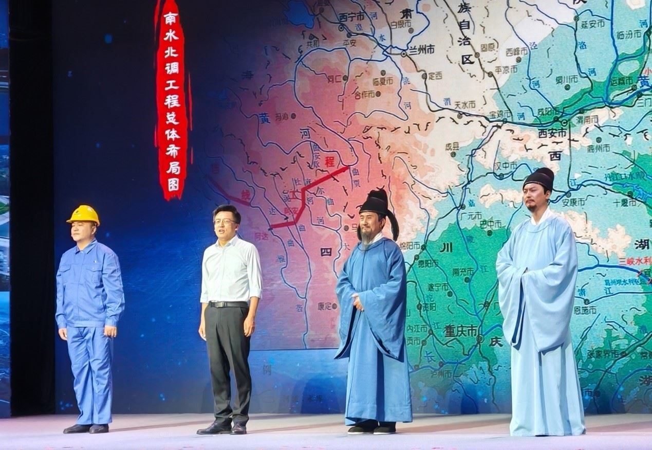 演員張志堅(jiān)（右二）、演員侯京健（右一）、北京郭守敬紀(jì)念館執(zhí)行館長張鵬（左二）和江蘇省江都水利工程管理處第二抽水站管理所副所長郭凱（左一）同臺(tái)演繹。