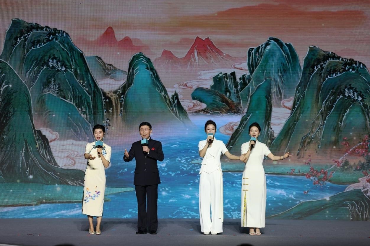 國家一級(jí)演員、京劇表演藝術(shù)家王平（左二），國家一級(jí)演員、南京藝術(shù)學(xué)院教授單雯（左一），浙江小百花越劇團(tuán)青年演員陳麗君（右二）、何青青（右一）同臺(tái)唱響千年運(yùn)河情。