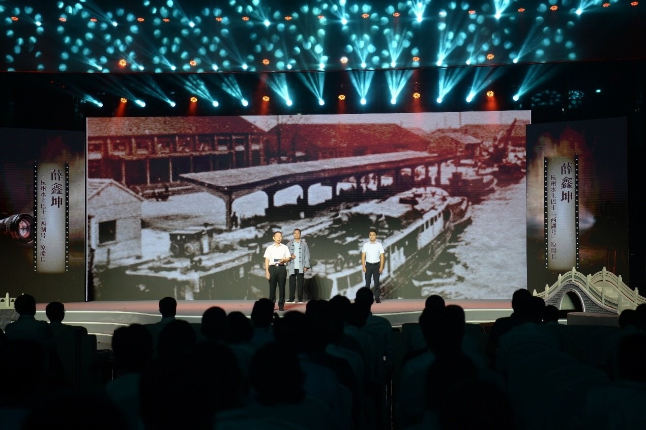 杭州水上巴士“西湖”號(hào)原船長薛鑫坤（左）、窯灣古鎮(zhèn)漁民藝術(shù)團(tuán)團(tuán)長沈召明（中）、港航潤楊6060貨船主楊杰偉（右）現(xiàn)場(chǎng)講述。