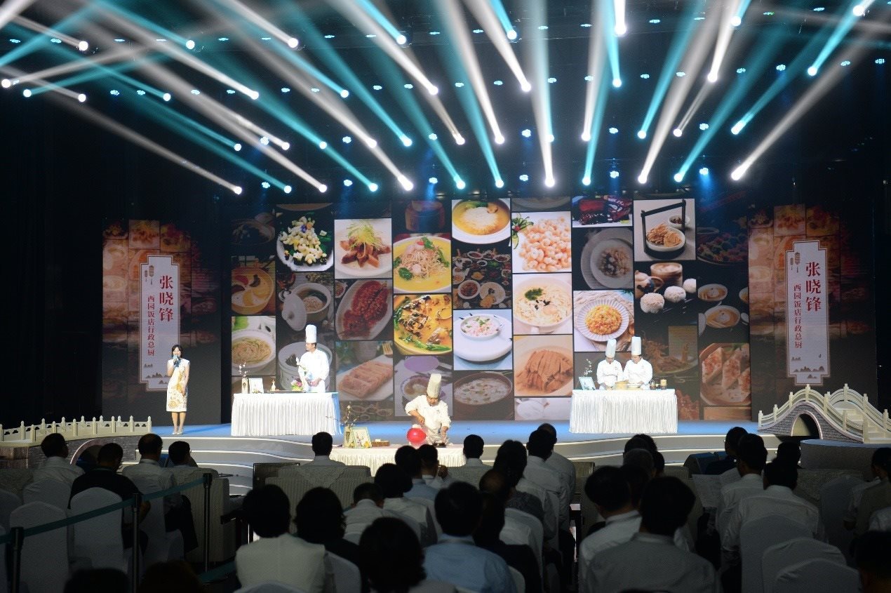 花園國際大酒店廚師長朱燾、西園飯店行政總廚張曉鋒、冶春面點(diǎn)總廚倪秋香、冶春面點(diǎn)制作技藝第五代傳人陳詩雅展示淮揚(yáng)菜絕技。