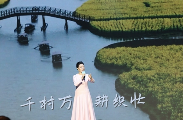 歌唱家、中國音樂學(xué)院教授雷佳現(xiàn)場(chǎng)演唱。