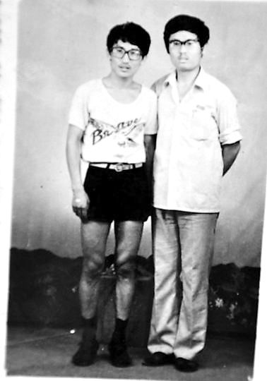 薛其坤（左）與大學(xué)同學(xué)合影。