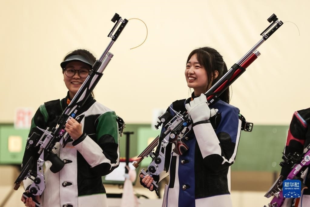 2023年9月24日，在杭州亞運(yùn)會(huì)射擊項(xiàng)目女子10米氣步槍個(gè)人決賽中，中國(guó)選手黃雨婷以252.7環(huán)的成績(jī)獲得冠軍，韓佳予獲得亞軍，印度選手拉米塔獲得季軍。圖為黃雨婷（右）、韓佳予在比賽后。新華社記者 單宇琦 攝