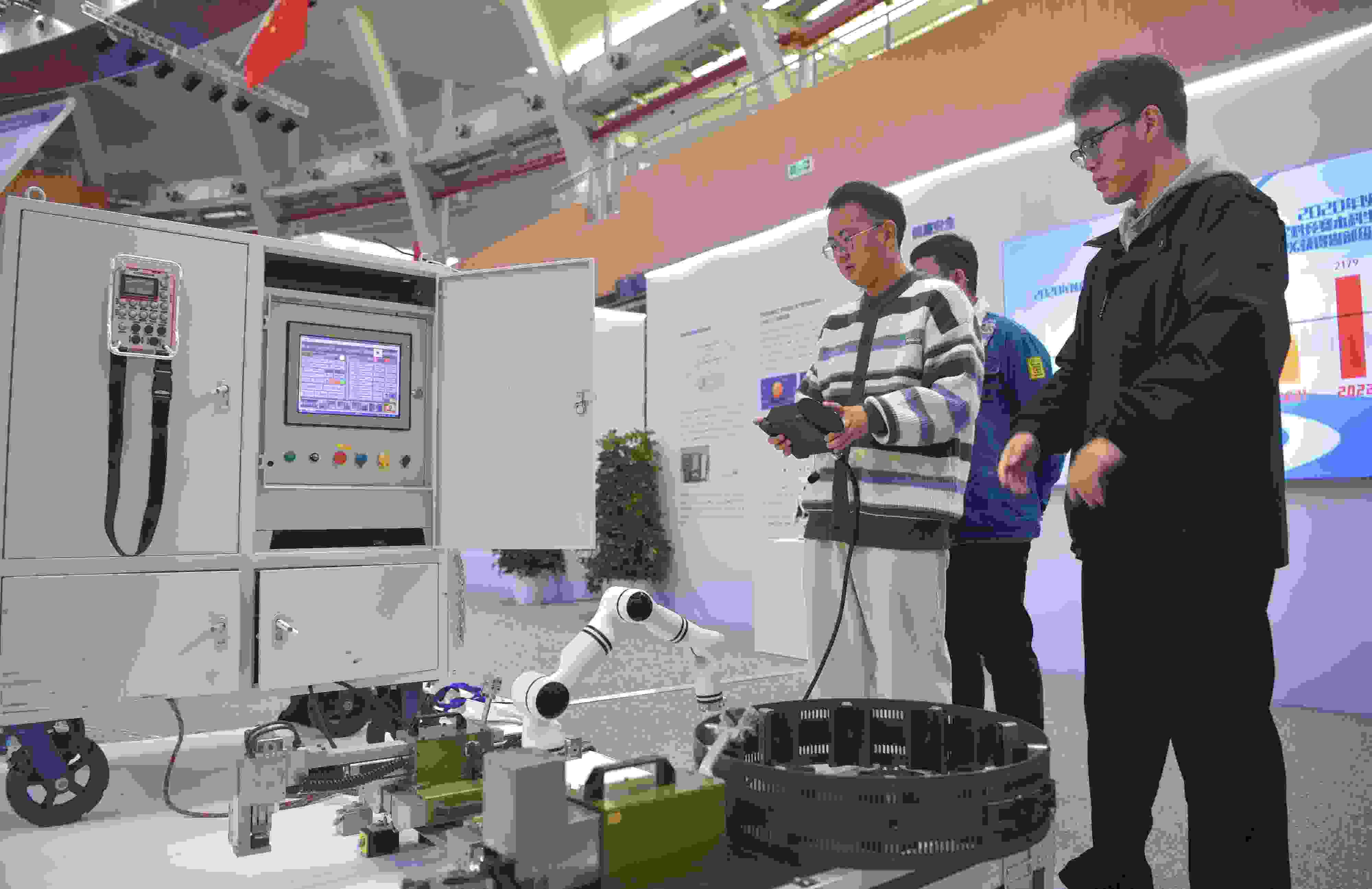 2023年，京南地區(qū)高校科技成果推介會在北京建筑大學(xué)大興校區(qū)舉行。圖為高校師生在展示管道全位置焊接機(jī)器人系統(tǒng)成果。