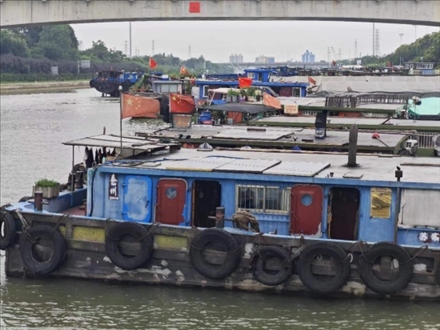 停泊在水上服務(wù)區(qū)的船只。人民網(wǎng)記者 黃鈺攝