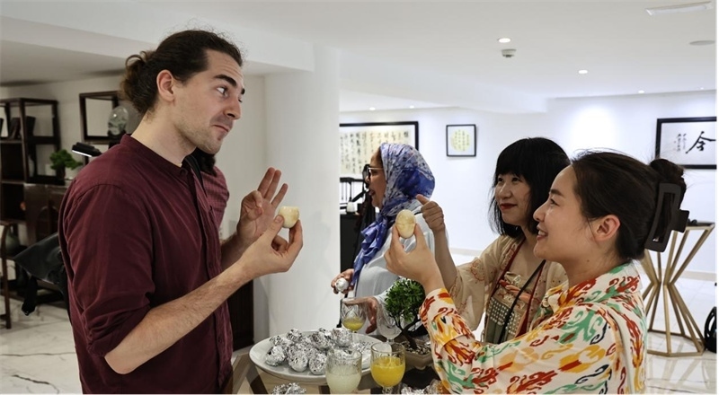 嘉賓品嘗茶葉蛋。拉巴特中國(guó)文化中心供圖