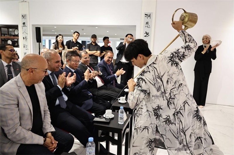 長(zhǎng)嘴壺斟茶。拉巴特中國(guó)文化中心供圖