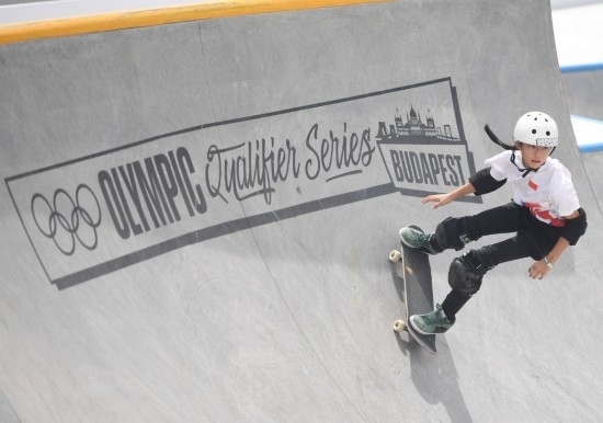 6月20日，鄭好好在比賽中，她在預(yù)賽中最佳成績(jī)?yōu)?2.60分。當(dāng)日，巴黎奧運(yùn)會(huì)資格系列賽布達(dá)佩斯站滑板女子碗池預(yù)賽在布達(dá)佩斯舉行。新華社記者 賀燦鈴 攝