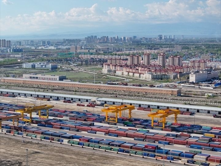 這是2024年4月18日拍攝的霍爾果斯鐵路口岸換裝場（無人機照片）。新華社記者 趙戈 攝