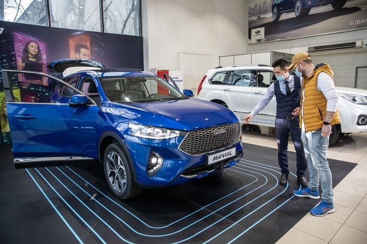 2021年4月1日，銷售人員在哈薩克斯坦阿拉木圖市經(jīng)銷商店向消費者介紹哈弗汽車。新華社發(fā)（阿斯塔納汽車公司供圖）