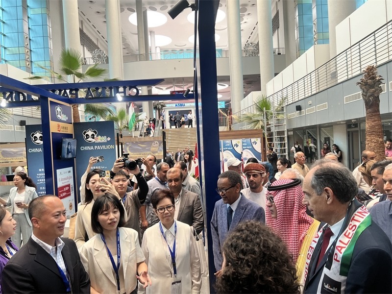 沙特廣播電視局首席執(zhí)行官、阿廣聯(lián)主席穆罕默德（右二）、阿廣聯(lián)秘書長蘇萊曼（右三）等阿拉伯國家嘉賓參觀展臺。主辦方供圖