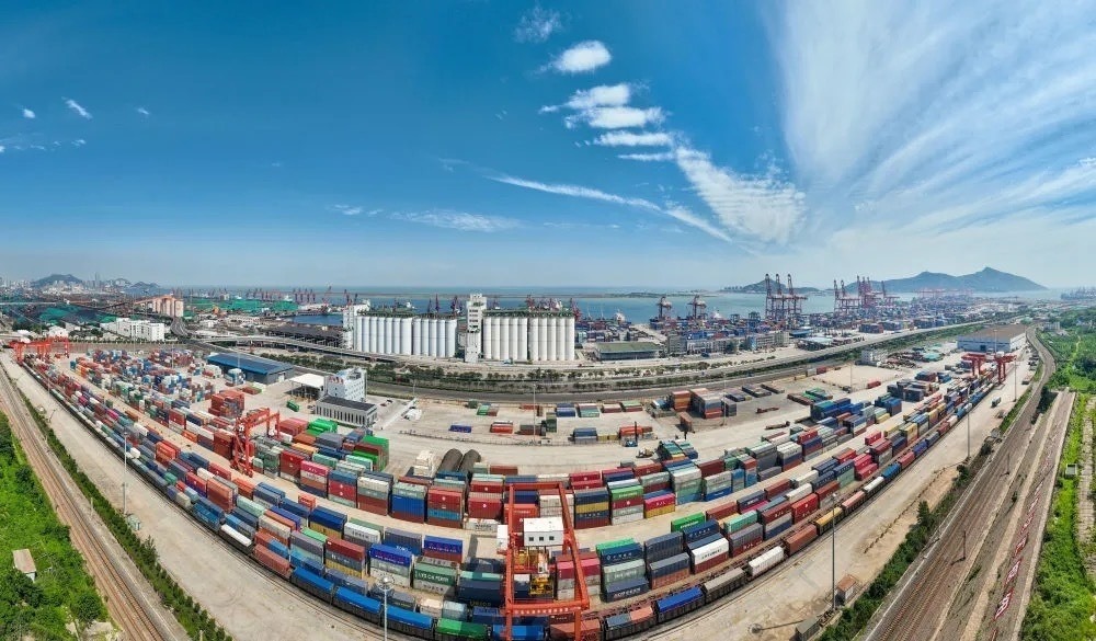 中哈連云港物流合作基地及集裝箱碼頭。（圖源：新華社）