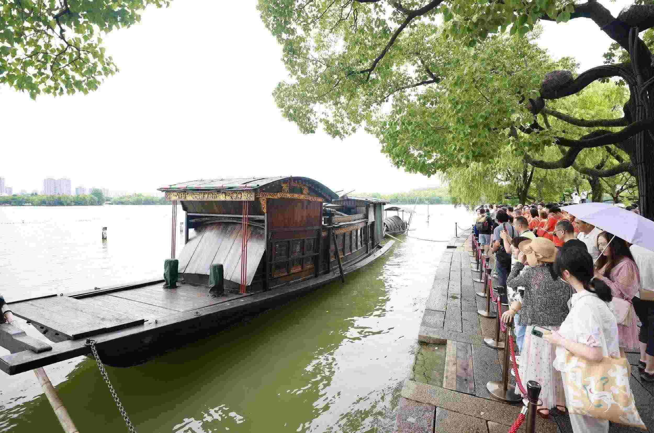 浙江嘉興，游客在南湖景區(qū)湖心島瞻仰紅船，感悟“紅船精神”。（圖片來(lái)源：視覺(jué)中國(guó)）
