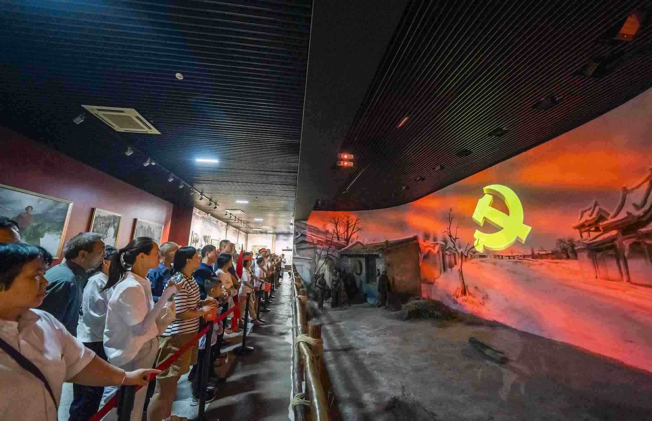 山西呂梁，游客正在文水縣劉胡蘭紀(jì)念館參觀。（圖片來(lái)源：視覺(jué)中國(guó)）