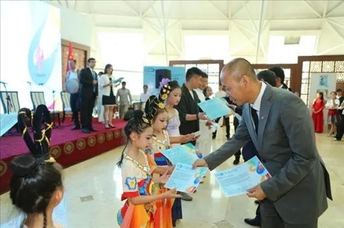 △當?shù)貢r間6月27日，2024“未來世界”國際青少年藝術展演在塔吉克斯坦國家博物館開幕。