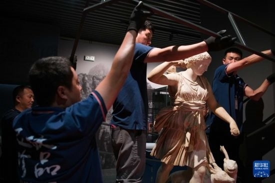 7月2日，工作人員將開箱后的古希臘文物放置在展臺(tái)上。新華社記者 張端 攝