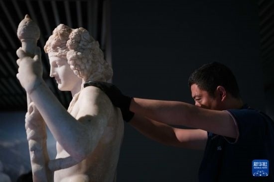 7月2日，工作人員將開箱后的古希臘文物放置在展臺(tái)上。新華社記者 張端 攝