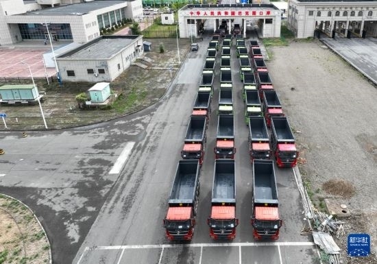 7月2日，車輛在巴克圖口岸辦理通關(guān)手續(xù)（無人機照片）。新華社發(fā)（馬丁 攝）