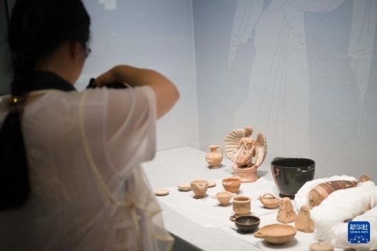 7月2日，開箱后的古希臘文物被工作人員移入展柜。新華社記者 張端 攝