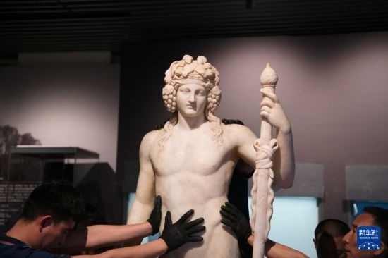 7月2日，工作人員將開箱后的古希臘文物放置在展臺(tái)上。新華社記者 張端 攝