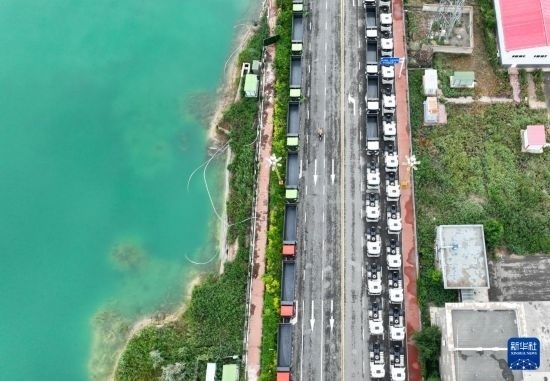 7月2日，車輛在巴克圖口岸有序出境（無人機照片）。新華社發(fā)（馬丁 攝）