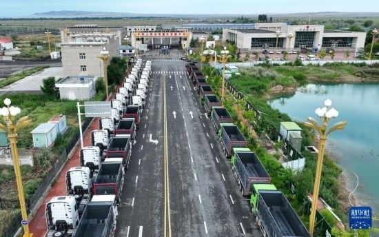 7月2日，車輛在巴克圖口岸有序出境（無人機照片）。新華社發(fā)（馬丁 攝）