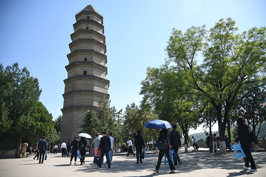 圖為2024年5月7日，游客在延安寶塔山參觀。 新華社記者 張博文 攝