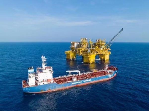 “深海一號”正在開展凝析油外輸作業(yè)。徐海舟攝