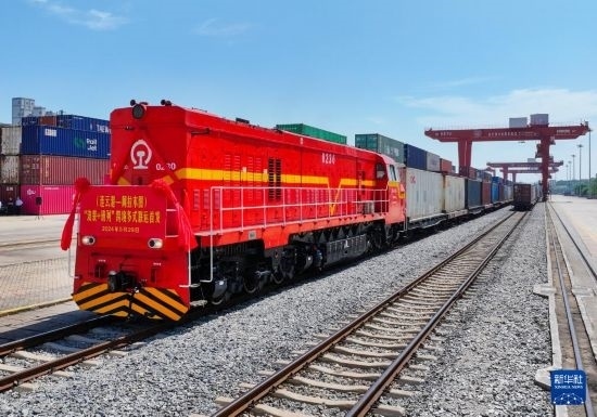 5月29日，在中哈連云港物流合作基地，首列連云港-阿拉木圖“滾裝+班列”跨境多式聯(lián)運(yùn)專列整裝待發(fā)（無(wú)人機(jī)照片）。新華社發(fā)（王健民 攝）