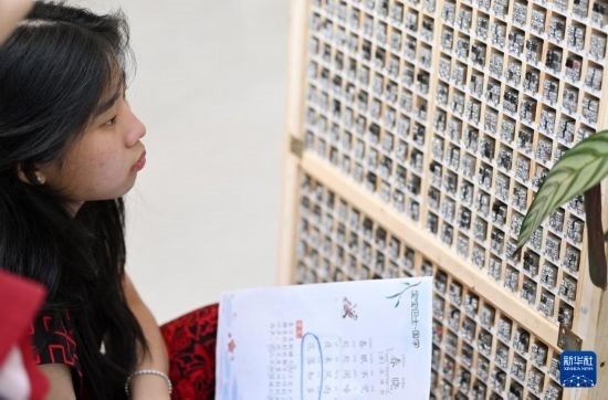 7月3日，外國學(xué)生在了解中國的活字印刷。新華社記者 李然 攝