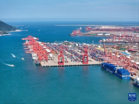 6月26日，貨輪?？吭谶B云港港集裝箱碼頭（無(wú)人機(jī)照片）。新華社記者 季春鵬 攝