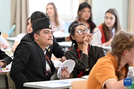 7月3日，外國學(xué)生在學(xué)習(xí)中國文化。新華社記者 李然 攝