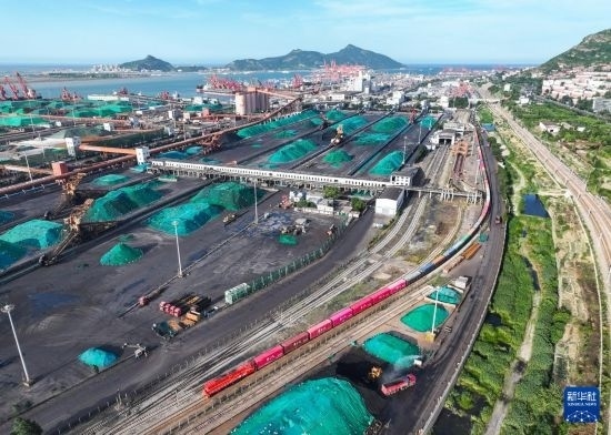 6月26日，“韓國(guó)-連云港-中亞”國(guó)際多式聯(lián)運(yùn)班列從中哈連云港物流合作基地出發(fā)，駛往哈薩克斯坦、烏茲別克斯坦（無(wú)人機(jī)照片）。班列運(yùn)載的55個(gè)大柜此前于6月13日從韓國(guó)境內(nèi)發(fā)出，經(jīng)釜山港海運(yùn)抵達(dá)連云港后轉(zhuǎn)由鐵路運(yùn)輸。新華社記者 季春鵬 攝