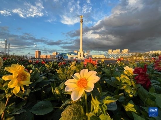 這是7月2日拍攝的哈薩克斯坦首都阿斯塔納獨立廣場。新華社記者 岳月偉 攝