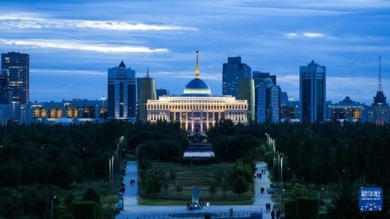 這是7月2日在哈薩克斯坦首都阿斯塔納拍攝的總統(tǒng)府及城市建筑。新華社記者 王建華 攝