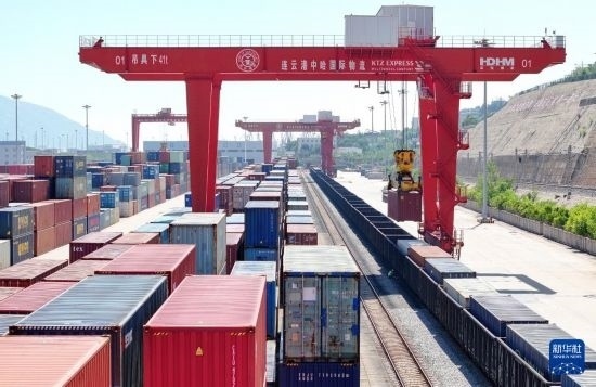 6月30日，在中哈連云港物流合作基地，大型機(jī)械在吊裝集裝箱（無(wú)人機(jī)照片）。新華社發(fā)（王健民 攝）