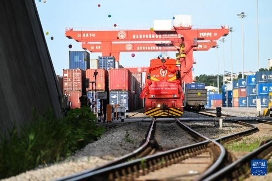 6月26日，“韓國(guó)-連云港-中亞”國(guó)際多式聯(lián)運(yùn)班列從中哈連云港物流合作基地出發(fā)，駛往哈薩克斯坦、烏茲別克斯坦。班列運(yùn)載的55個(gè)大柜此前于6月13日從韓國(guó)境內(nèi)發(fā)出，經(jīng)釜山港海運(yùn)抵達(dá)連云港后轉(zhuǎn)由鐵路運(yùn)輸。新華社記者 季春鵬 攝
