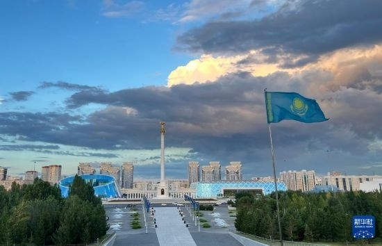 這是7月2日拍攝的哈薩克斯坦首都阿斯塔納獨立廣場。新華社記者 岳月偉 攝