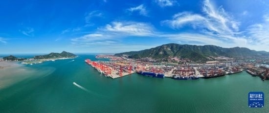 6月26日，貨輪?？吭谶B云港港集裝箱碼頭（無(wú)人機(jī)照片）。新華社記者 季春鵬 攝