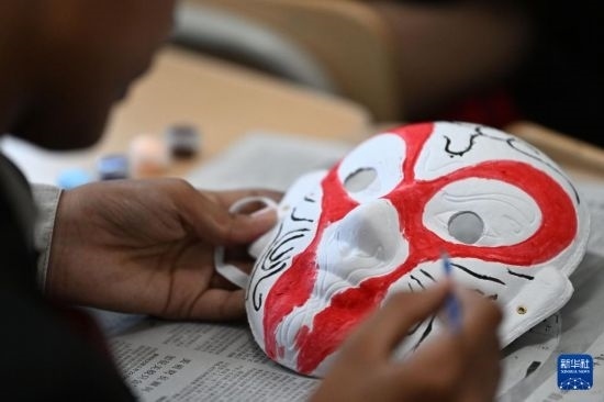 7月3日，外國學(xué)生在繪制京劇臉譜。新華社記者 李然 攝