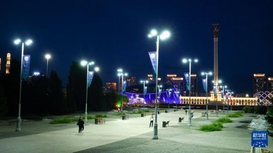 這是7月2日在哈薩克斯坦首都阿斯塔納拍攝的獨立廣場上的紀(jì)念柱（右后）。新華社記者 王建華 攝