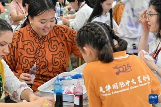 7月3日，外國學(xué)生在了解中國的染布技術(shù)。新華社記者 李然 攝