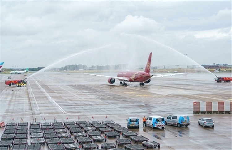 圖為布魯塞爾-上海返程航班出發(fā)前，布魯塞爾機(jī)場方面為返程航班舉行水門儀式。吉祥航空供圖