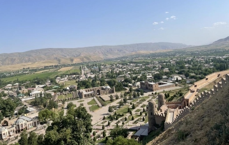 位于塔吉克斯坦杜尚別西北的吉薩爾古城，有著3000多年歷史。有研究認(rèn)為，張騫出使大宛回程途中曾經(jīng)過此地。圖為從吉薩爾古城城墻俯瞰城門與市鎮(zhèn)。本報記者 曲頌 攝