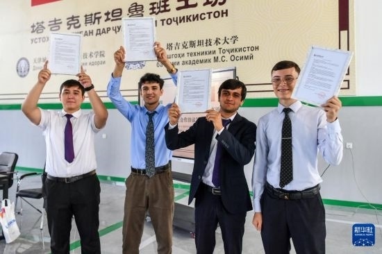 7月3日，在塔吉克斯坦首都杜尚別，魯班工坊赴華留學(xué)生展示錄取通知書。新華社記者 曹陽 攝