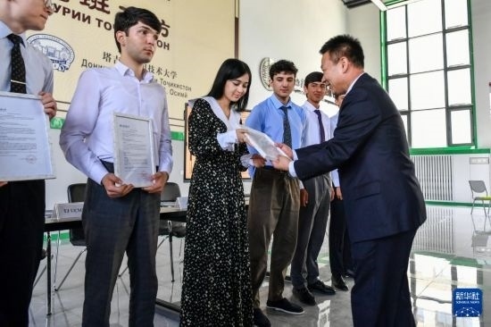 7月3日，在塔吉克斯坦首都杜尚別，天津城市建設(shè)管理職業(yè)技術(shù)學(xué)院的負(fù)責(zé)人為魯班工坊赴華留學(xué)生頒發(fā)錄取通知書。新華社記者 曹陽 攝